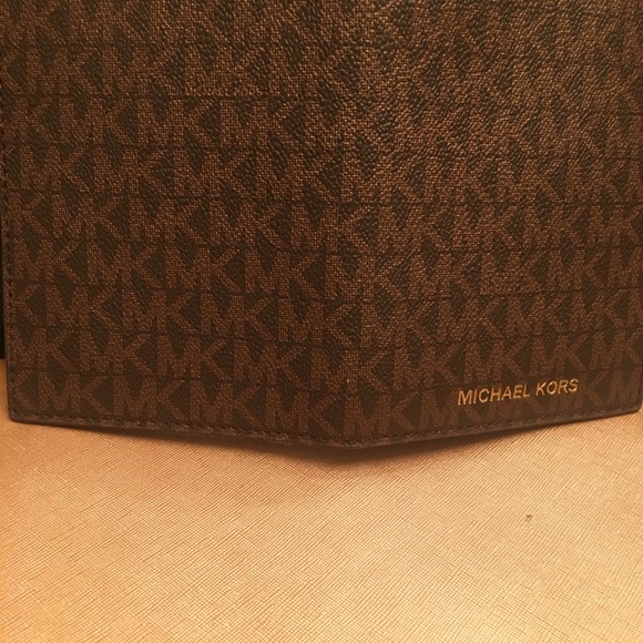COPY - Michael Kors Passport Holder - Picture 3 of 11